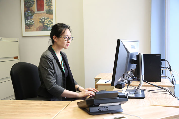 une femme tapant au bureau