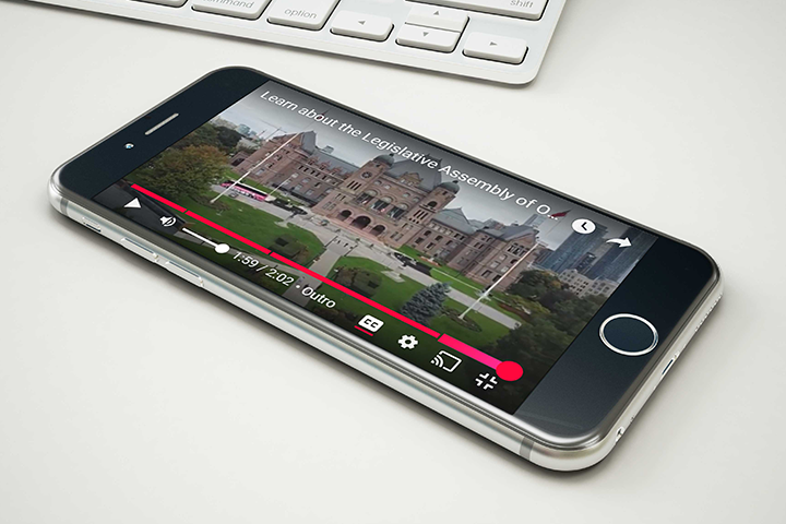 Un téléphone portable en train de jouer une vidéo YouTube LAO