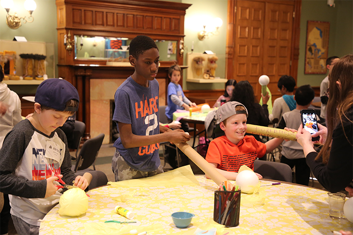 Un groupe d’enfants en train de faire du bricolage