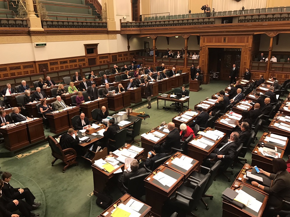 Photo des députées et députés de l'Ontario dans la chambre législative. Photo des députées et députés de l'Ontario dans la chambre législative.